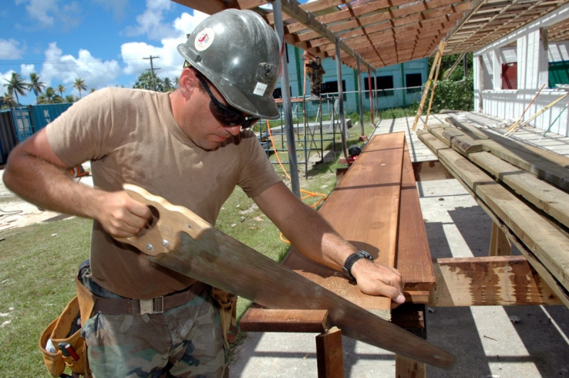 menuisier-LE CANNET DES MAURES-min_worker_construction_building_carpenter_male_job_build_helmet-893290